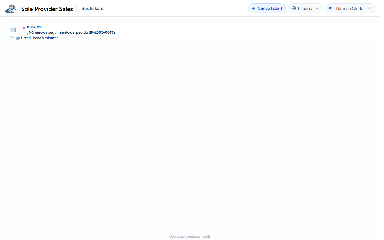 La lista de tickets del cliente en Sole Provider Sales: el nombre y el logotipo del proveedor, la etiqueta Sus tickets, un botón Nuevo ticket y el nombre del cliente en la parte superior derecha, y la tarjeta de un ticket abierto debajo
