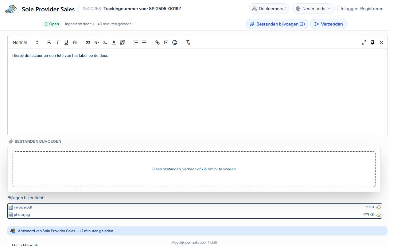 Een geopend antwoord op een ticket, met de knop Bestanden bijvoegen die het aantal twee toont, de gestippelde zone onder de editor en daaronder invoice.pdf en photo.jpg